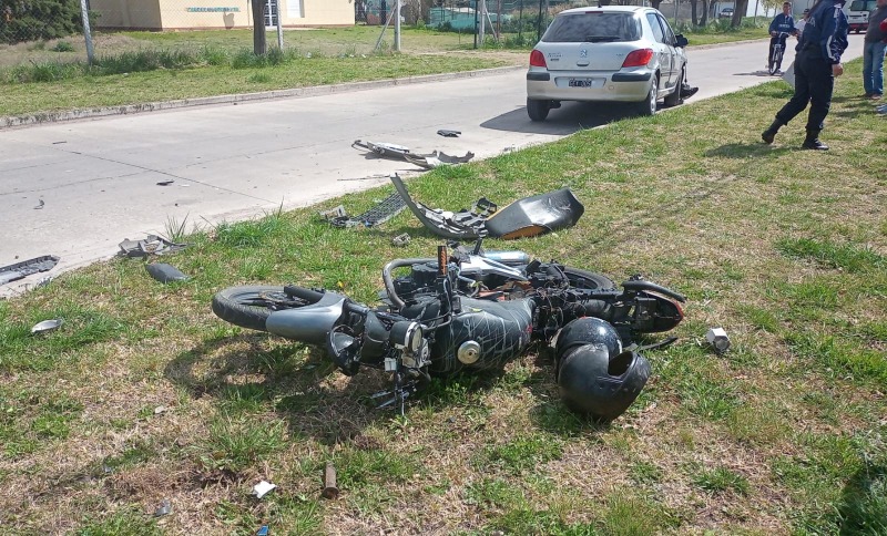 Violento choque sin heridos entre un auto y una moto